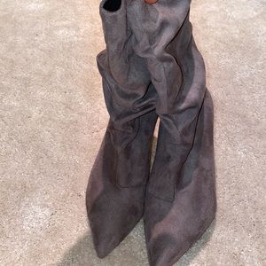 Like new grey suede/felt boot